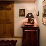 Czy drzwi powinny być ciemniejsze czy jaśniejsze od ścian?